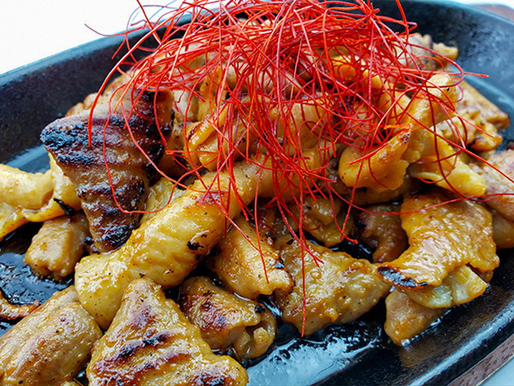 豚ホルモンの鉄板焼き