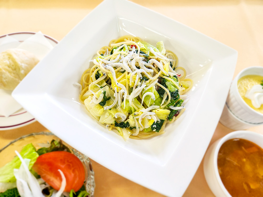 釜揚げしらすと春野菜のペペロンチーノ